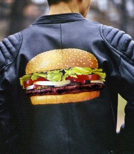 Akrylmålning av en hamburgare på ryggen av en skinnjacka.
