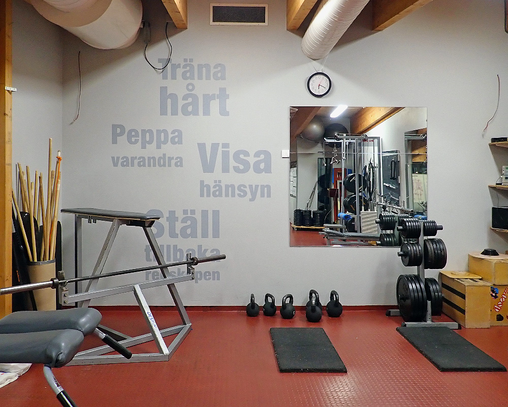 Inspirerande text på väggen i ett gym.