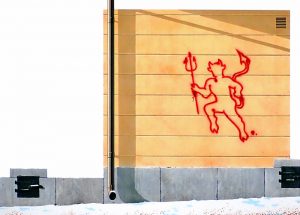 Graffitimålad fan på en husvägg.