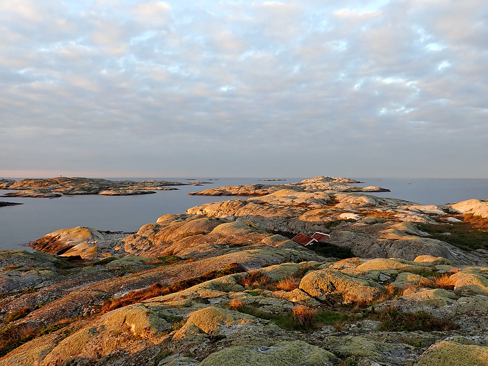 Tidigt morgonljus över stugorna på Hamnerö, Väderöarna.